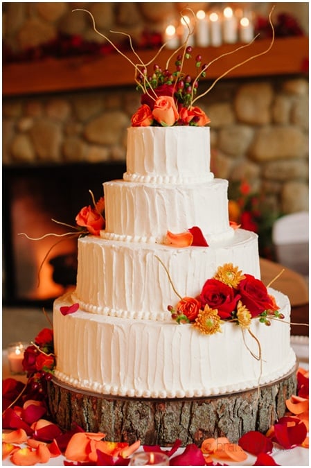 Cakes are very important detail at the weddings. They should always be related with the theme of the wedding. If you wedding is in fall and you want everything 