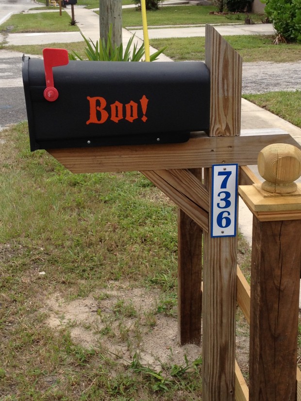 15 Fun and Scary Ideas How to Decorate Your Mailboxes for Halloween (12)