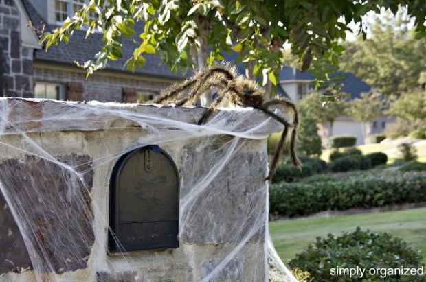 15 Fun and Scary Ideas How to Decorate Your Mailboxes for Halloween (1)