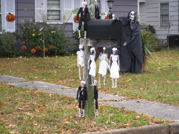 15 Fun and Scary Ideas How to Decorate Your Mailboxes for Halloween (2)