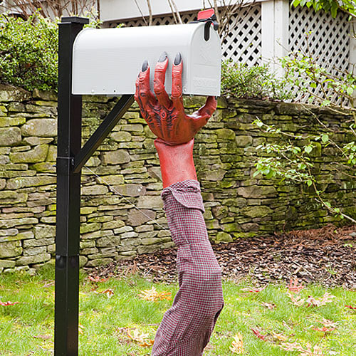 15 Fun and Scary Ideas How to Decorate Your Mailboxes for Halloween (4)