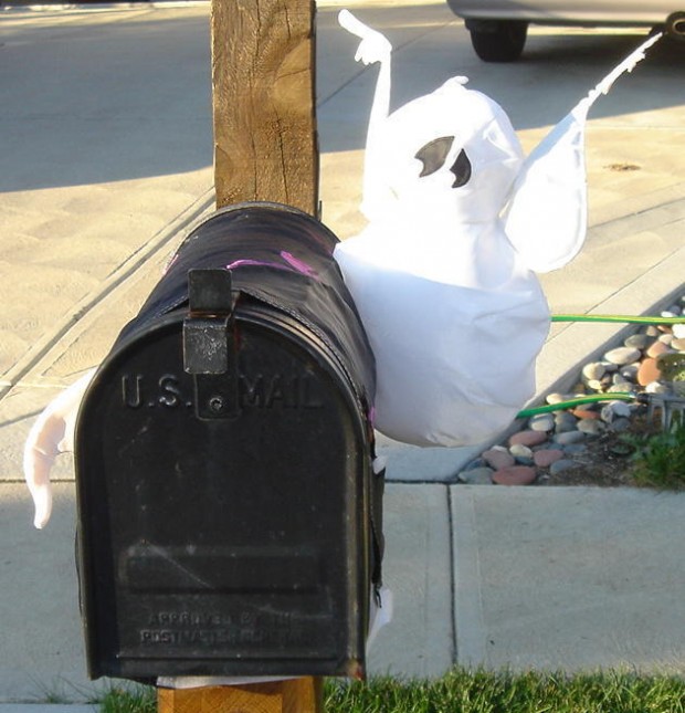 15 Fun and Scary Ideas How to Decorate Your Mailboxes for Halloween (7)