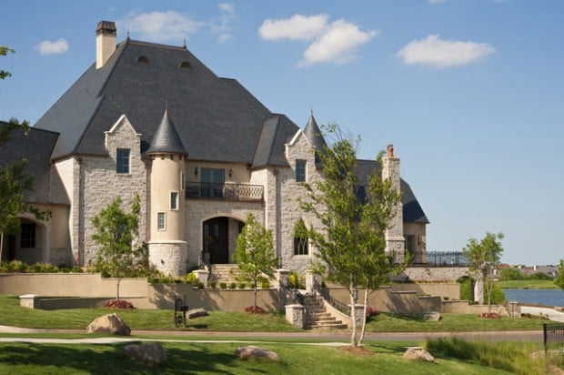 20 Gorgeous Houses That Look Like a Castles (12)