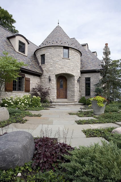 20 Gorgeous Houses That Look Like a Castles (13)