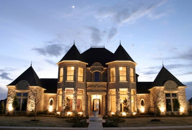 20 Gorgeous Houses That Look Like a Castles (14)