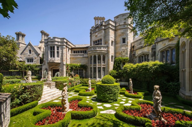 20 Gorgeous Houses That Look Like a Castles (7)