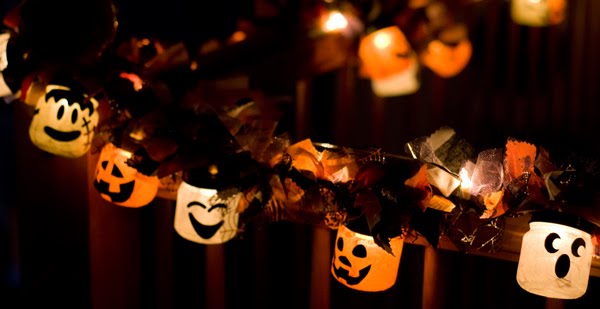 20 Great DIY Halloween Garlands and Banners for Perfect Halloween Home Decor (10)