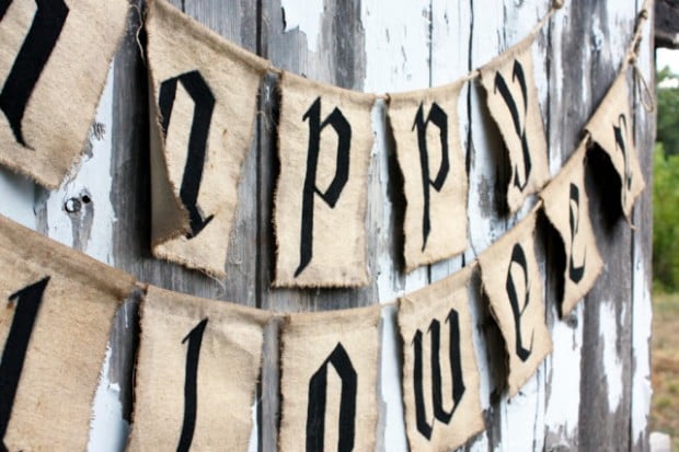 20 Great DIY Halloween Garlands and Banners for Perfect Halloween Home Decor (15)