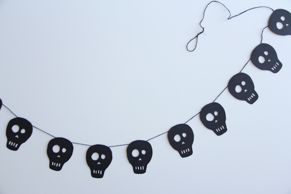 20 Great DIY Halloween Garlands and Banners for Perfect Halloween Home Decor (17)