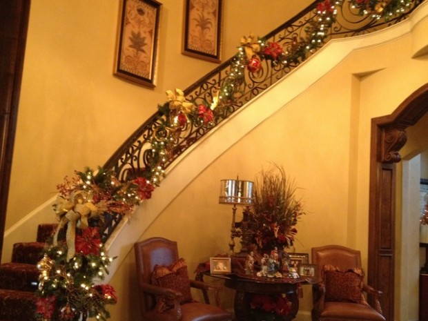 16 Awesome Christmas Stairs Decoration Ideas (11)