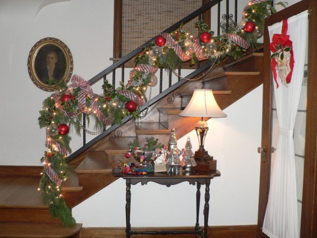 16 Awesome Christmas Stairs Decoration Ideas (14)