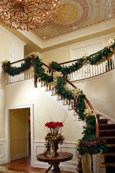 16 Awesome Christmas Stairs Decoration Ideas (5)