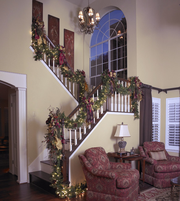16 Awesome Christmas Stairs Decoration Ideas (8)