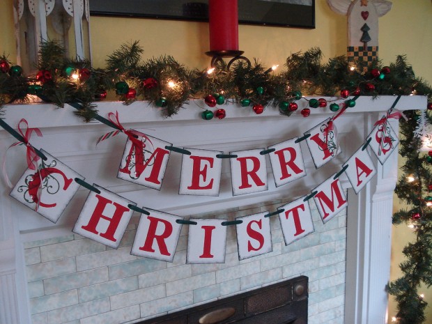 20 Amazing Decorating Ideas with Christmas Banners (19)