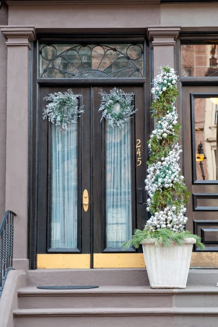 22 Great Christmas Front Door Decorating Ideas (16)