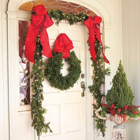 22 Great Christmas Front Door Decorating Ideas (7)