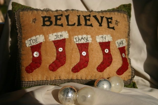 26 Awesome Handmade Christmas Pillows and Covers (21)