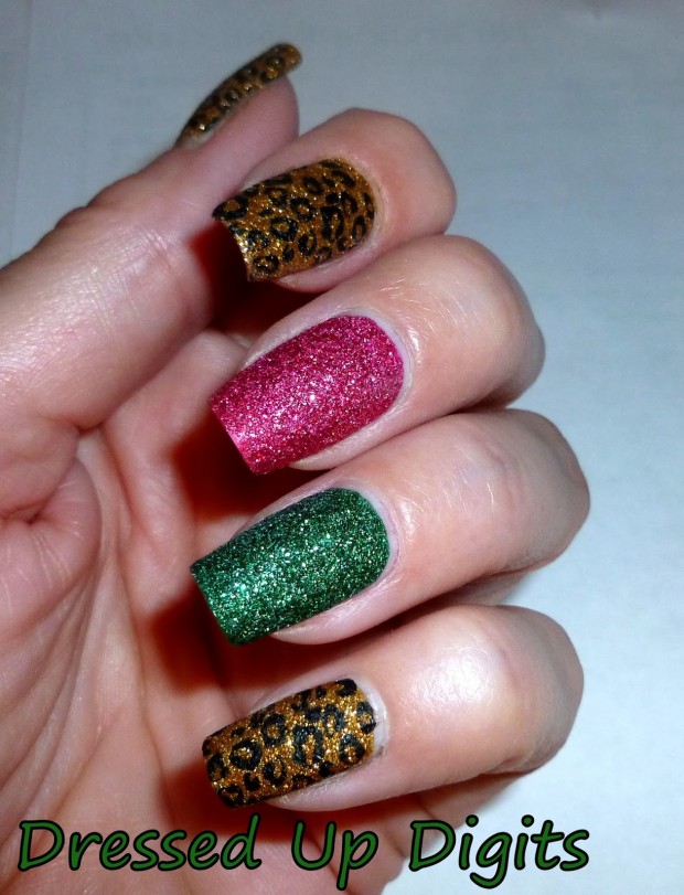 20 Sparkly and Glitter Nail Art Ideas in Christmas Spirit (17)