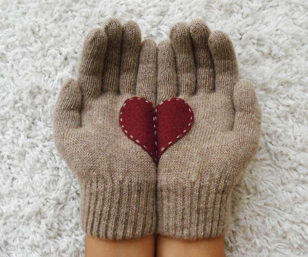 A Collection of Cute Handmade Christmas Gloves (5)