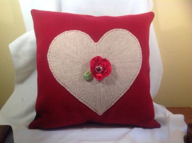 20 Charming Handmade Valentine's Day Pillow Designs (14)