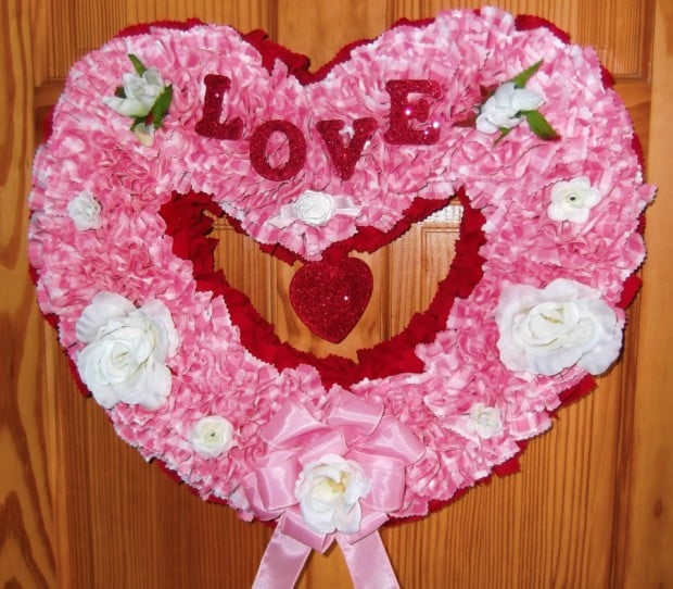 25 Outstandingly Cute Handmade Valentine's Wreath Designs (19)