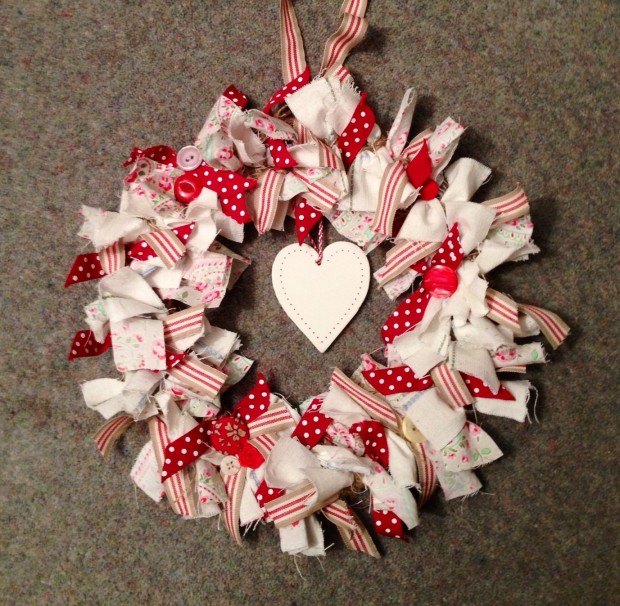 25 Outstandingly Cute Handmade Valentine's Wreath Designs (20)