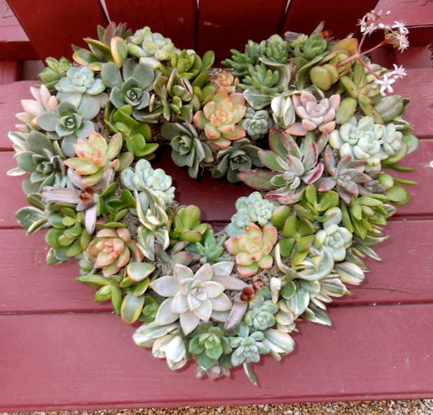 25 Outstandingly Cute Handmade Valentine's Wreath Designs (22)