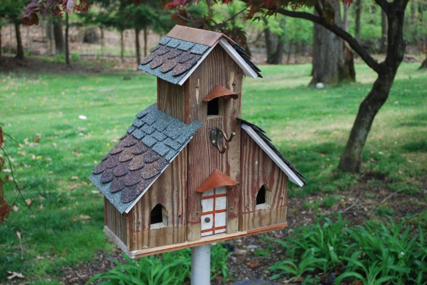 15 Decorative and Handmade Wooden Bird Houses (8)