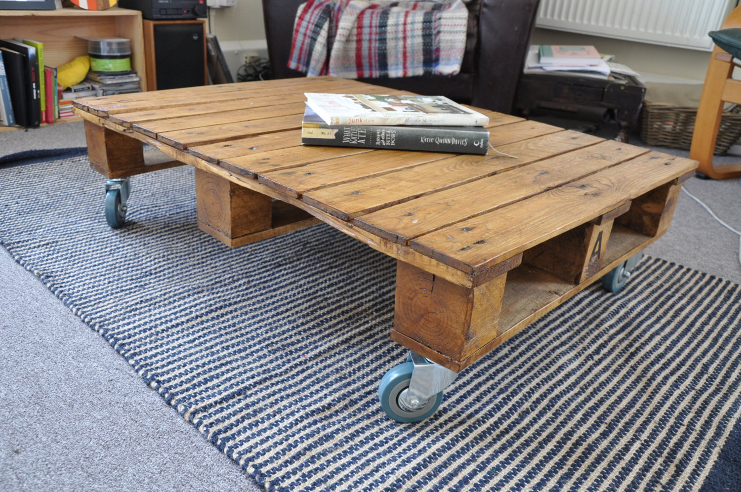 18 Useful and Easy DIY Ideas to Repurpose Old Pallet Wood