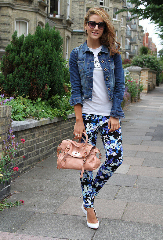 17 Amazing Outfit Ideas with Floral Pants (12)