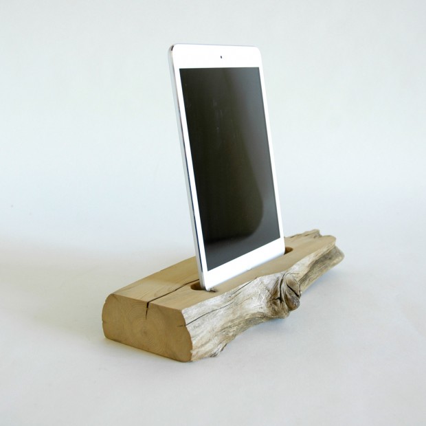 22 Easy DIY Driftwood Docking Stations for Your Devices (12)
