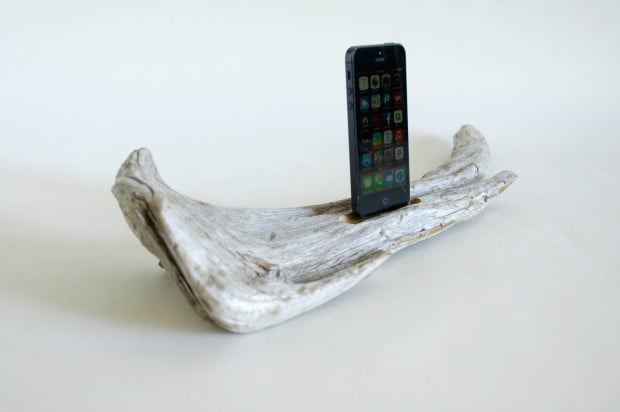 22 Easy DIY Driftwood Docking Stations for Your Devices (14)