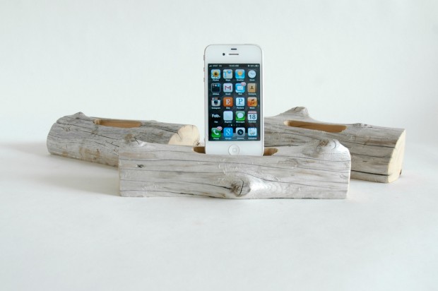 22 Easy DIY Driftwood Docking Stations for Your Devices (18)