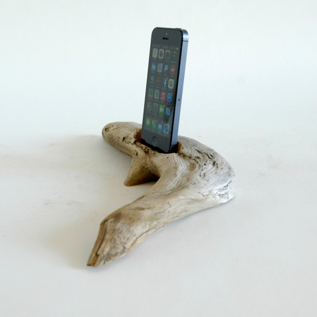 22 Easy DIY Driftwood Docking Stations for Your Devices (19)