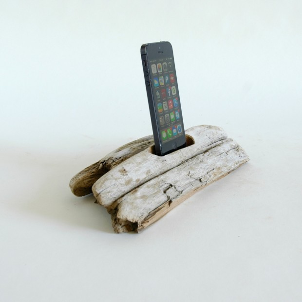 22 Easy DIY Driftwood Docking Stations for Your Devices (20)