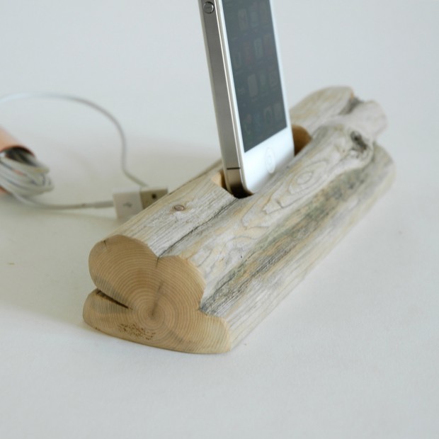 22 Easy DIY Driftwood Docking Stations for Your Devices (21)