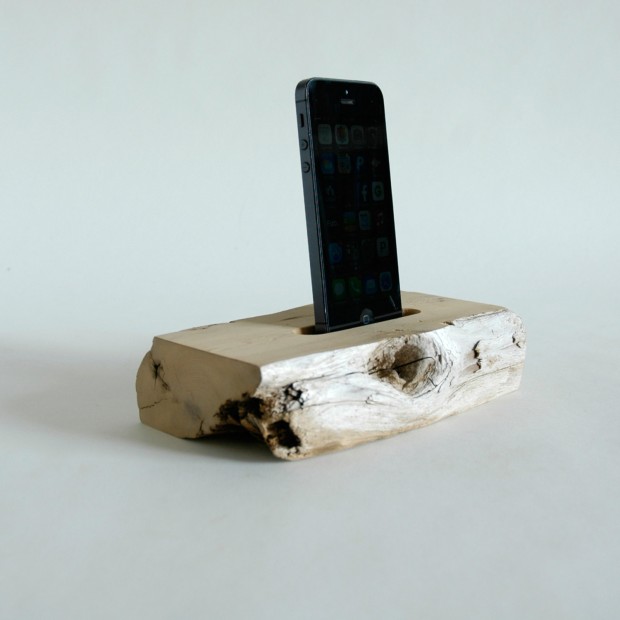 22 Easy DIY Driftwood Docking Stations for Your Devices (6)
