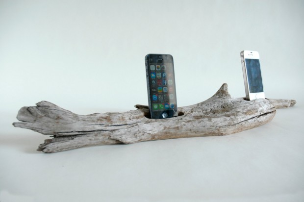 22 Easy DIY Driftwood Docking Stations for Your Devices (7)