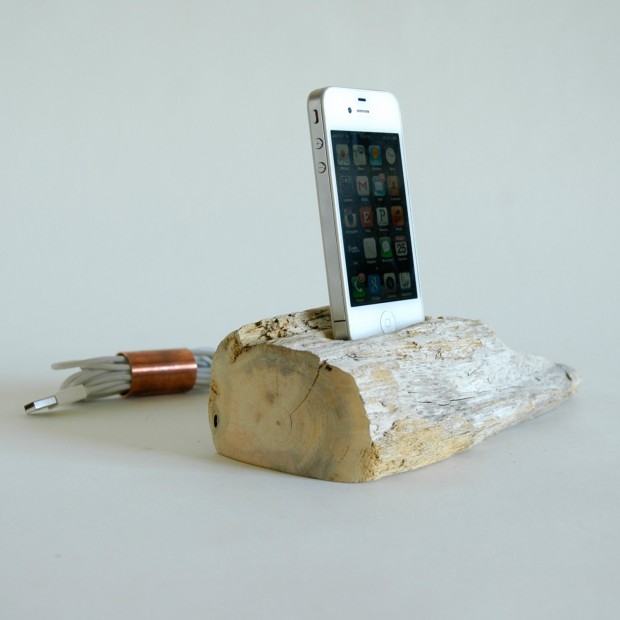 22 Easy DIY Driftwood Docking Stations for Your Devices (9)