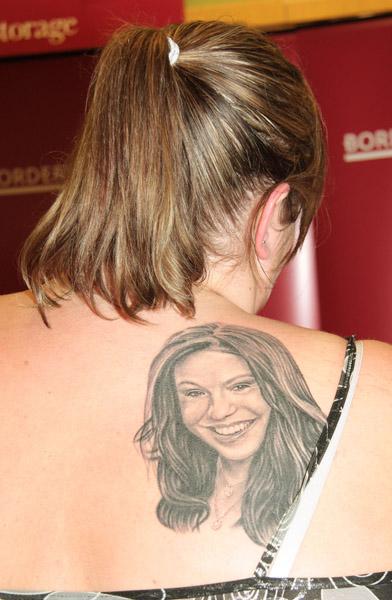 Rachael Ray Signs Copies of "Yum-O The Family Cookbook" at Borders Books on May 31, 2008 in Syosset, NY.