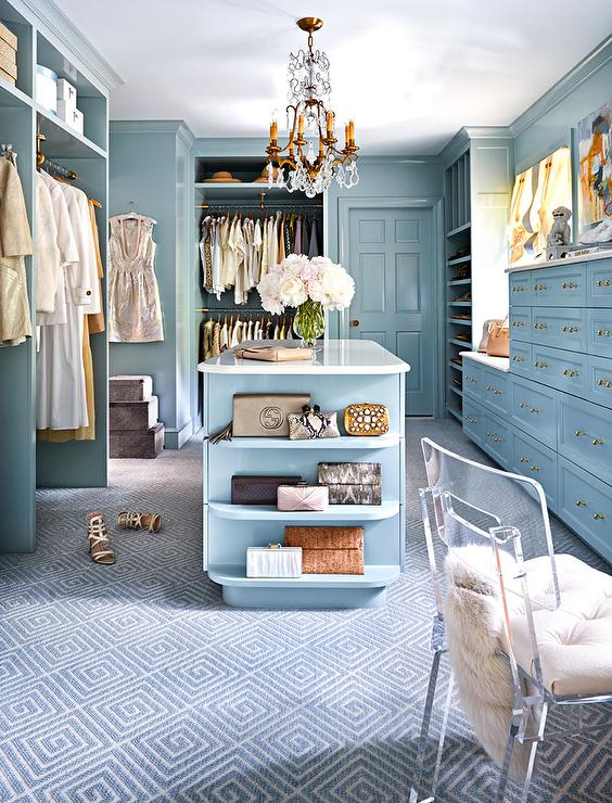 blue-walk-in-closet-island-shelves-for-shoes-diamond-print-rug