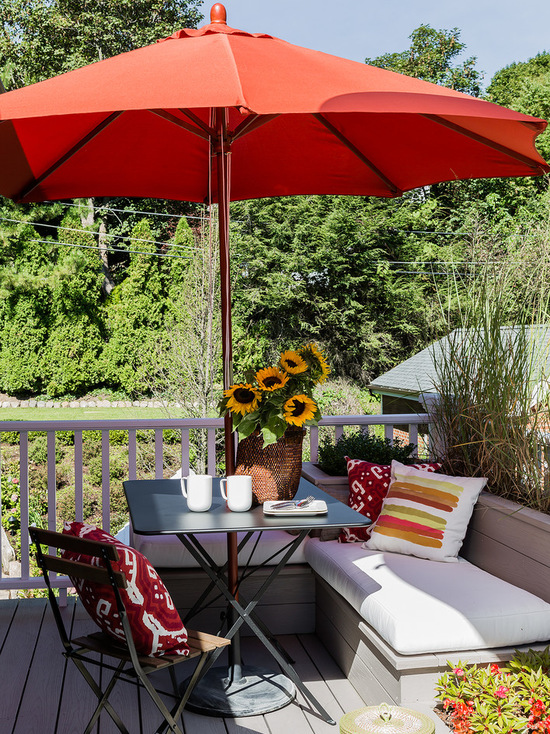 18 Outdoor Umbrella Ideas for Backyard Patios and Decks