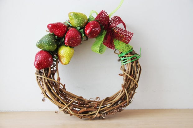 15 Colorful Handmade Summer Wreath Ideas To Refresh Your Front Door (5)