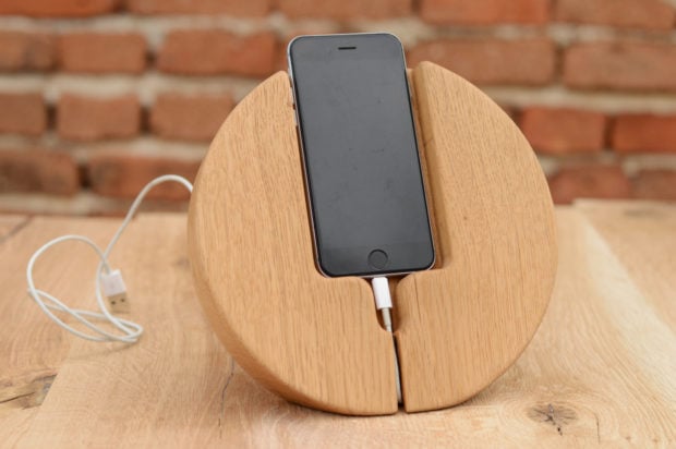 18 Inventive Handmade Dock And Stand Designs For Your Electronics (14)