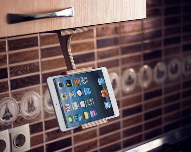 18 Inventive Handmade Dock And Stand Designs For Your Electronics (6)