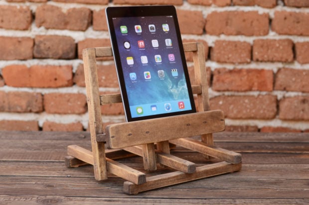 18 Inventive Handmade Dock And Stand Designs For Your Electronics (9)
