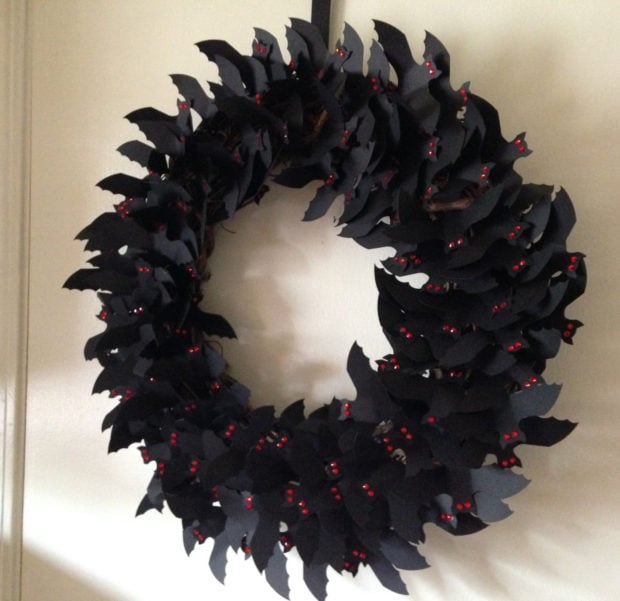 15-spooky-handmade-halloween-wreath-designs-to-decorate-your-front-door-with-1