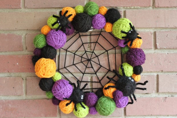 15-spooky-handmade-halloween-wreath-designs-to-decorate-your-front-door-with-13