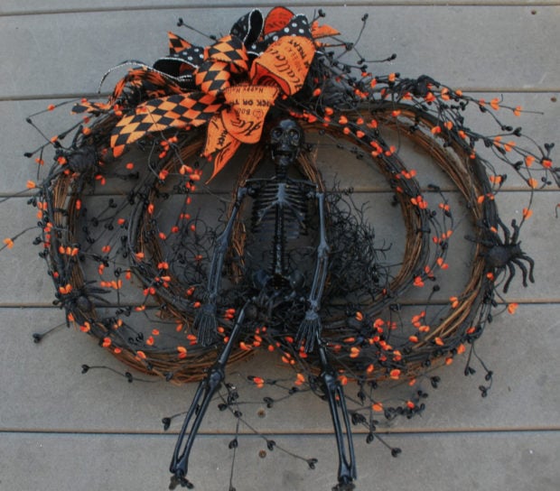 15-spooky-handmade-halloween-wreath-designs-to-decorate-your-front-door-with-3