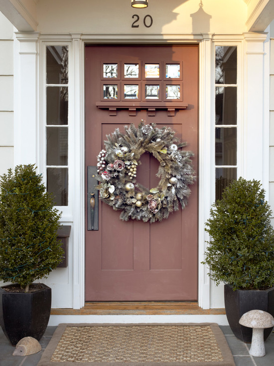 18 Festive Christmas Front Door Decorating Ideas